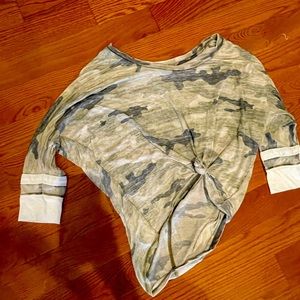 Express camo 3/4 sleeve top